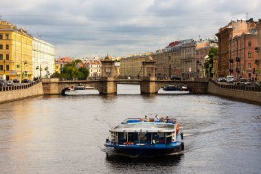 St. Petersburg, Rusya - 31 Ağustos 2020: Fontanka Nehri üzerindeki Lomonosov Köprüsü
