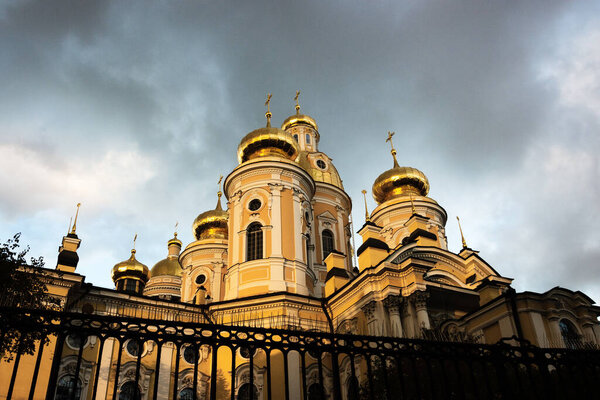 Собор Владимирской иконы Божией Матери на Владимирской площади в Санкт-Петербурге, Россия.