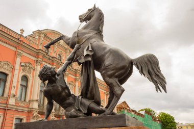 Rusya 'nın St. Petersburg kentindeki Neva nehri üzerindeki Anichkov köprüsündeki binicilik heykelleri.