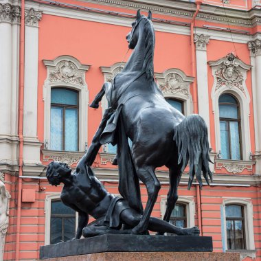 Rusya 'nın St. Petersburg kentindeki Neva nehri üzerindeki Anichkov köprüsündeki binicilik heykelleri.