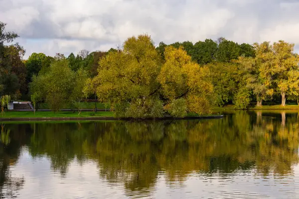 Hösten Moskvas Segerpark Sankt Petersburg Ryssland Träd Reflekteras Vattnet — Stockfoto