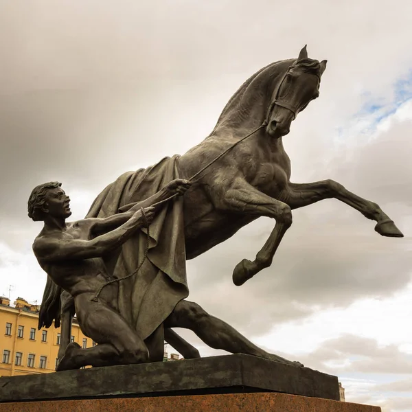 ロシアのサンクトペテルブルクのネヴァ川にかかるAnichkov橋の乗馬彫刻 — ストック写真