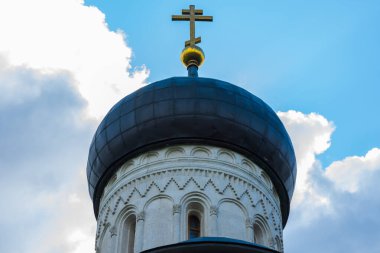 Rusya 'nın Altın Yüzüğü' ndeki tarihi UNESCO anıtı İnekler Kilisesi 'nin ön cephesinin ayrıntıları. Ortodoks tapınağı yardımcıları
