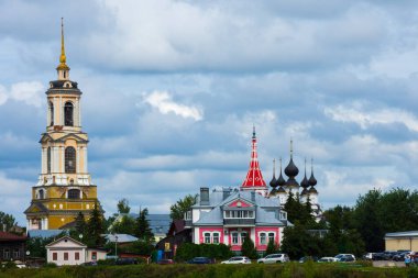 Suzdal, Rusya - 12 Ağustos 2020: Saygıdeğer (muhterem) Manastır İfadesi Çan Kulesi