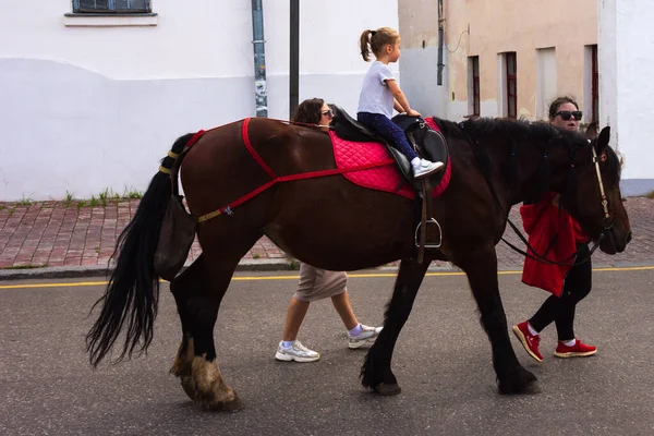 Susdal Russland August 2020 Kleines Mädchen Reitet Auf Einem Pferd — Stockfoto