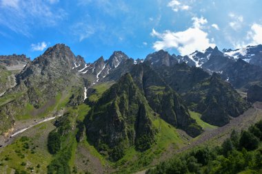 Tseyskoe Vadisi güneşli bir yaz gününde Rusya, Kuzey Osetya.