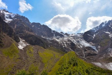 Tseyskoe Vadisi güneşli bir yaz gününde Rusya, Kuzey Osetya.