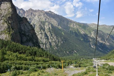 Teleferikten Tsey geçidine, Kuzey Osetya, Rusya 'ya bak.