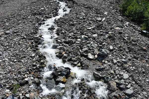 Glaciar Tsey Derrete Dia Quente Verão Forma Muitos Riachos Grandes — Fotografia de Stock