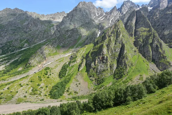 晴れた夏の日にTseyskoe峡谷 ロシア 北オセチア — ストック写真