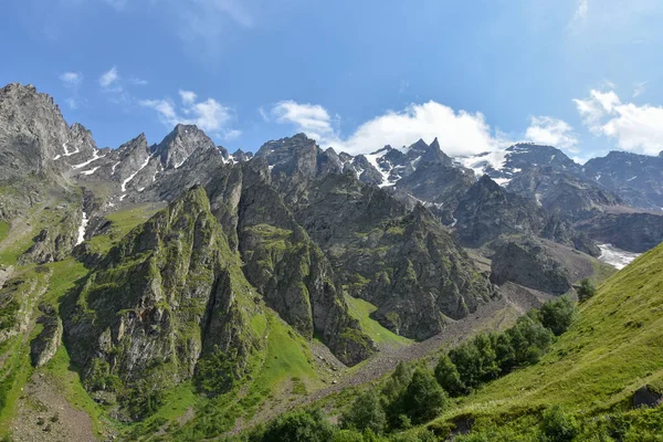 晴れた夏の日にTseyskoe峡谷 ロシア 北オセチア — ストック写真