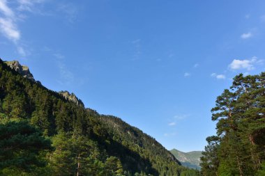 Kuzey Kafkasya 'nın güzel dağ zirveleri mavi bulutlu gökyüzünün arka planına karşı. Kuzey Osetya Cumhuriyeti - Alania