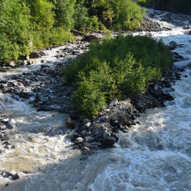 Kuzey Osetya 'daki büyük ve küçük nehirler ve şelaleler görkemli dağların arka planına karşı. Kuzey Osetya Cumhuriyeti - Alania