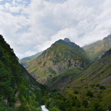 Kuzey Osetya 'daki büyük ve küçük nehirler ve şelaleler görkemli dağların arka planına karşı. Kuzey Osetya Cumhuriyeti - Alania