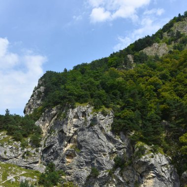 Kuzey Kafkasya 'nın güzel dağ zirveleri mavi bulutlu gökyüzünün arka planına karşı. Kuzey Osetya Cumhuriyeti - Alania