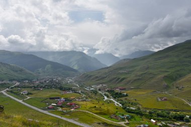 Kuzey Kafkasya 'nın dağlarındaki Kurtatinsky vadisinin panoraması. Kuzey Osetya Cumhuriyeti - Alania