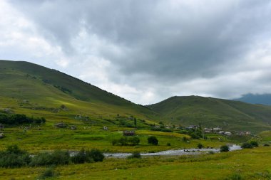 Kuzey Kafkasya 'nın dağlarındaki Kurtatinsky vadisinin panoraması. Kuzey Osetya Cumhuriyeti - Alania
