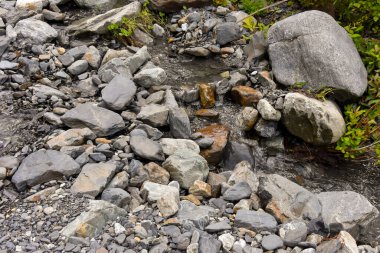 Kuzey Osetya 'daki büyük ve küçük nehirler ve şelaleler görkemli dağların arka planına karşı. Kuzey Osetya Cumhuriyeti - Alania