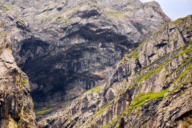 Kuzey Kafkasya 'nın güzel dağ zirveleri mavi bulutlu gökyüzünün arka planına karşı. Kuzey Osetya Cumhuriyeti - Alania