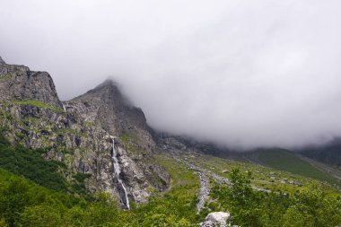 Kuzey Osetya 'daki büyük ve küçük nehirler ve şelaleler görkemli dağların arka planına karşı. Kuzey Osetya Cumhuriyeti - Alania