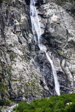 Kuzey Osetya 'daki büyük ve küçük nehirler ve şelaleler görkemli dağların arka planına karşı. Kuzey Osetya Cumhuriyeti - Alania