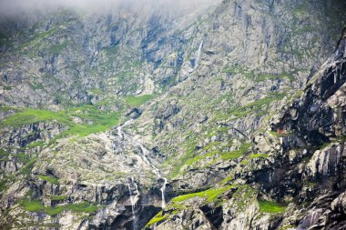 Kuzey Osetya 'daki büyük ve küçük nehirler ve şelaleler görkemli dağların arka planına karşı. Kuzey Osetya Cumhuriyeti - Alania