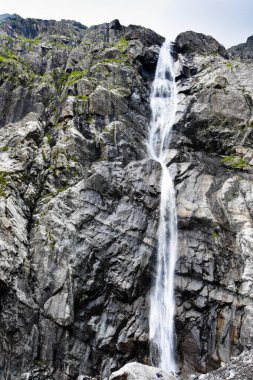 Kuzey Osetya 'daki büyük ve küçük nehirler ve şelaleler görkemli dağların arka planına karşı. Kuzey Osetya Cumhuriyeti - Alania