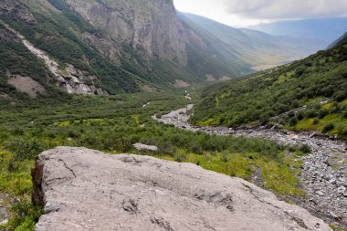 Kuzey Osetya 'daki büyük ve küçük nehirler ve şelaleler görkemli dağların arka planına karşı. Kuzey Osetya Cumhuriyeti - Alania