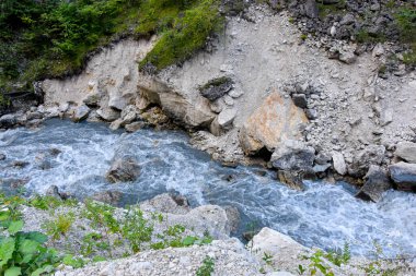Kuzey Osetya 'daki büyük ve küçük nehirler ve şelaleler görkemli dağların arka planına karşı. Kuzey Osetya Cumhuriyeti - Alania