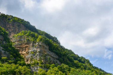 Kuzey Kafkasya 'nın güzel dağ zirveleri mavi bulutlu gökyüzünün arka planına karşı. Kuzey Osetya Cumhuriyeti - Alania