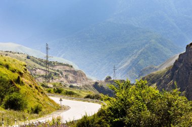 Dargav geçidinde tehlikeli dağ yolları var. Kuzey Osetya Cumhuriyeti - Alania