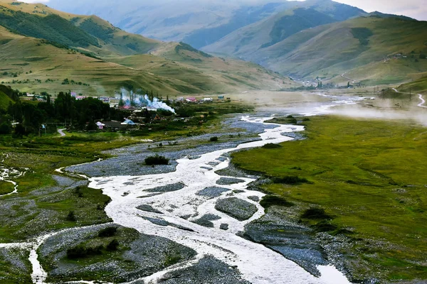 Duże Małe Rzeki Wodospady Północnej Osetii Tle Majestatycznych Gór Republika Zdjęcie Stockowe