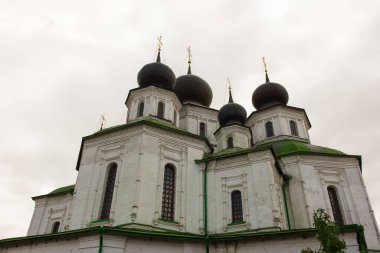 İsa 'nın dirilişinin Starocherkassk askeri katedrali. Bu, Starocherkasskaya (Rostov bölgesi) köyünün ana mimari cazibesidir.)