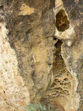 Gobustan ulusal parkı Azerbaycan 'daki antik kayalar, kaya yolu ve Bakü yakınlarındaki dağlar. Bakü, Azerbaycan yakınlarındaki Gobustan 'da Petroglyphs Sergisi