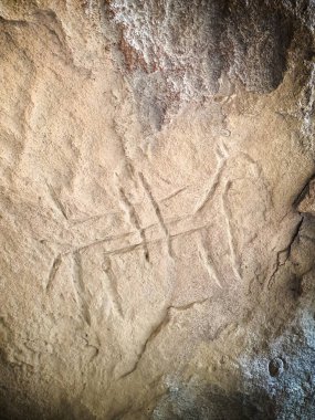 Gobustan Ulusal Parkı 'nda teknesi olan insanların eski kaya oymaları. Bakü, Azerbaycan yakınlarındaki Gobustan 'da Petroglyphs Sergisi