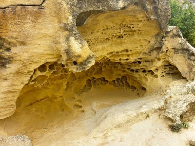 Gobustan ulusal parkı Azerbaycan 'daki antik kayalar, kaya yolu ve Bakü yakınlarındaki dağlar. Bakü, Azerbaycan yakınlarındaki Gobustan 'da Petroglyphs Sergisi