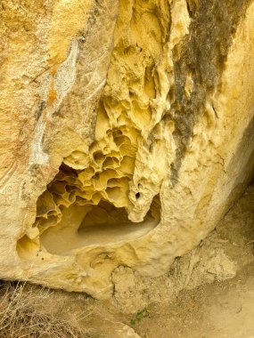 Gobustan Ulusal Parkı 'nda teknesi olan insanların eski kaya oymaları. Bakü, Azerbaycan yakınlarındaki Gobustan 'da Petroglyphs Sergisi