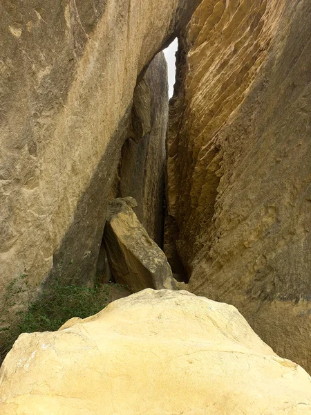 アゼルバイジャンのバクー近くのゴブスタン国立公園古代の岩 岩の道と山 アゼルバイジャンのバクー近郊のゴブスタンでのペトログリフの展示 — ストック写真