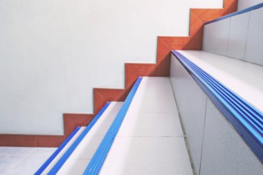 Saray ve kahverengi ahşap merdiven