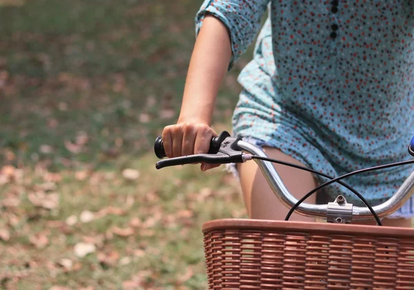 Bisiklet süren kadın — Stok fotoğraf