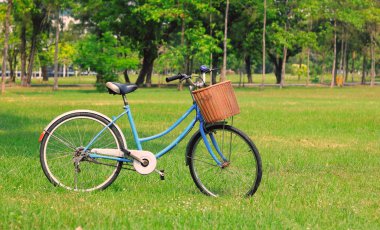 Vintage Bisiklet ağacında vintage retro sesi yakınındaki bekliyor