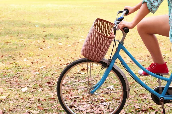 Bisiklet süren kadın — Stok fotoğraf
