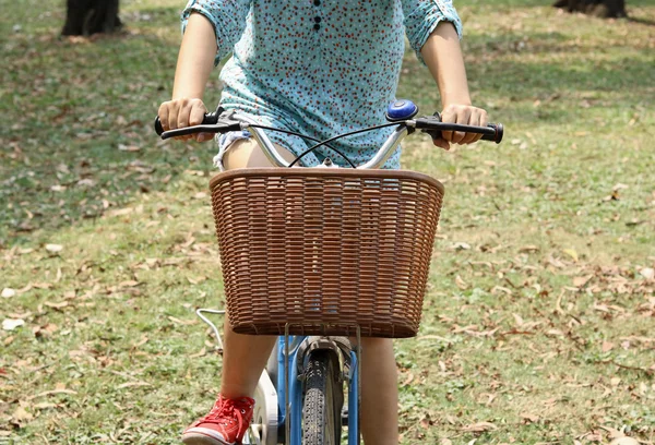 自転車に乗る女 — ストック写真