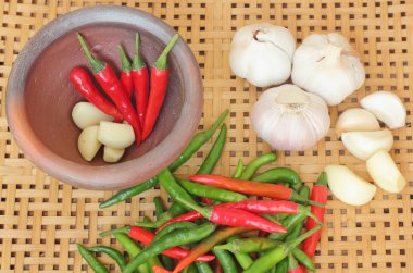 biber ve sarımsak harç üzerinde ahşap dokulu