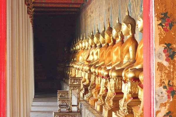 Buildings and Gold Buddha statues — Stock Photo, Image