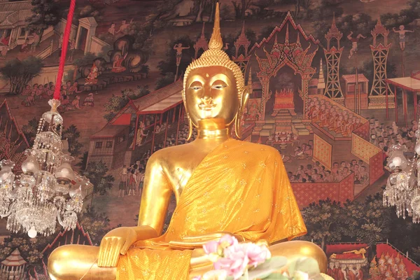 Statue di Buddha in oro e vestita in veste gialla — Foto Stock