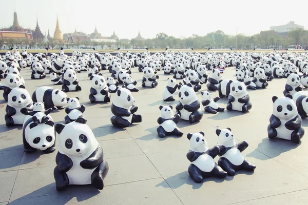 1600 Pandas + TH, Papel mache Pandas representará a 1.600 Pandas Fotos de stock