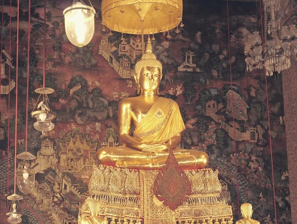 Zlaté sochy Buddhy a oblečen v žluté říze — Stock fotografie