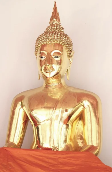 Nuevas estatuas de Buda de Oro y vestidas con túnica amarilla — Foto de Stock