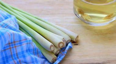 Ahşap zemin üzerinde limon otu